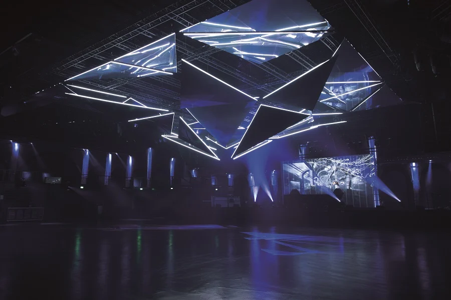 Le club Phantom sous l’Accor Arena et ses panneaux triangulaires lumineux